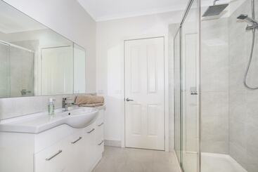 Tourist flats 3 Peaks Rise   Bright