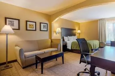 בית מלון כפרי Quality Inn & Suites Lenexa Kansas City