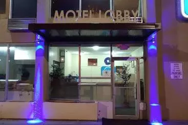 בית מלון כפרי Inn Towne Lodge