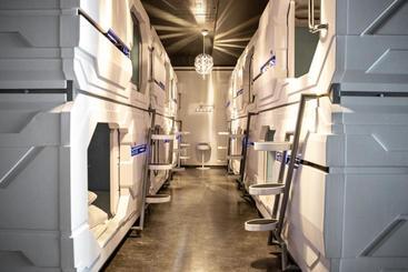 هتل کپسول Puffin Nest Capsule Hostel