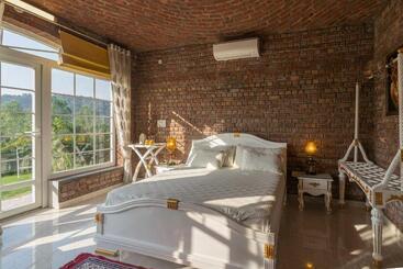 هتل Stayvista At Brickwood Hill With Outdoor Infinity Pool & Jacuzzi