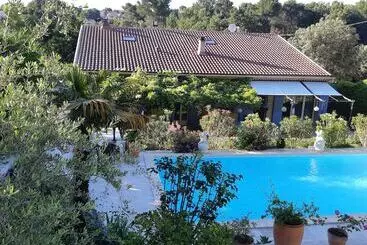 Bed and Breakfast Chambres D Hôtes  Piscine, Spa, Tennis