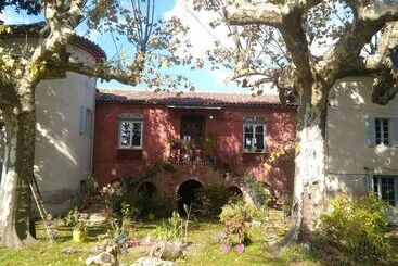 ベッドアンドブレックファースト Gîte Mas De Bruguerolle