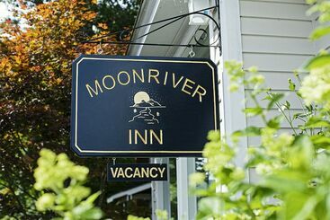 פנסיון Moonriver Inn