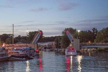 호텔 Old Harbor Inn