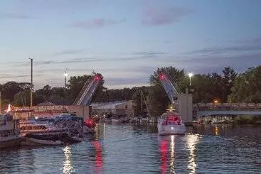 호텔 Old Harbor Inn