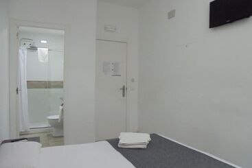 مسافرخانه Easy Sants By Bossh!