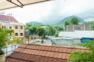 Hotelli Reddoorz Near H. Hasan Aroeboesman Airport