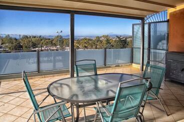 ツーリストアパートメント City & Sea Two Floor Flat With View Next To Metro