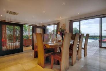 Kutus Kutus Keramas Villa