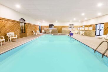 בית מלון כפרי Ramada By Wyndham Strasburg Dover