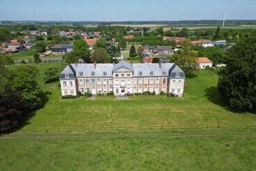 Nocleg ze śniadaniem Chambres D Hôtes & Gîtes Du Château De Grand Rullecourt