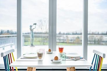 تختخواب و صبحانه Sehr Fein