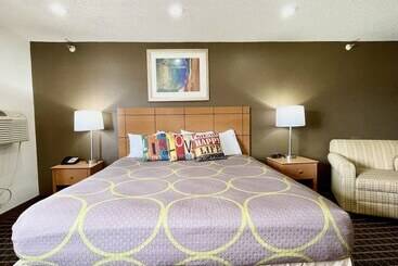 فندق على الطريق The Quincy Inn & Suites