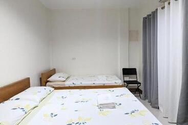 הוסטל Charlina Inn Panglao