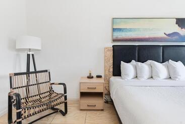 Отель Postcard Inn On The Beach