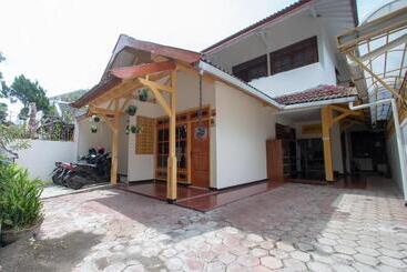 ホテル Spot On 3218 Bee Palm Family Syariah