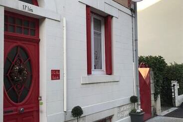 تختخواب و صبحانه La Croix Blanche