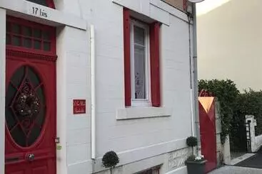 تختخواب و صبحانه La Croix Blanche