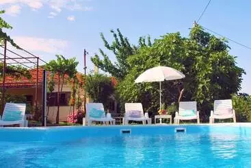 ツーリストアパートメント Sunflower House With A Pool
