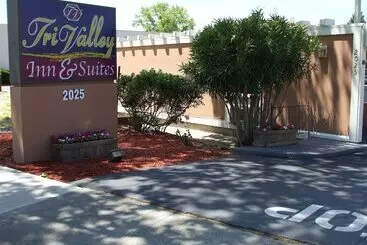 فندق Tri Valley Inn & Suites