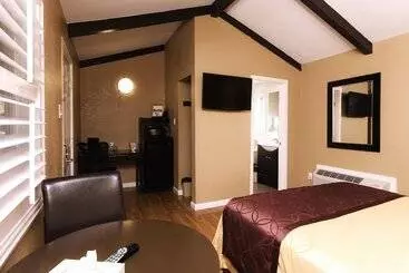 ホテル Tri Valley Inn & Suites