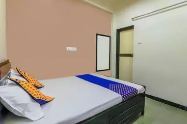 Hôtel Spot On 69370 Pratik Lodging