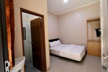 Отель Shofy Guest House Syariah 33 Subang