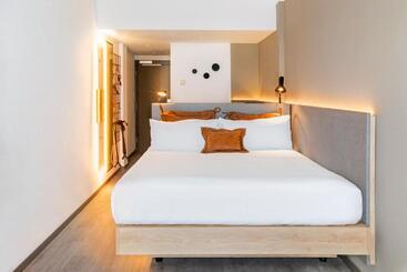 هتل Moxy Barcelona
