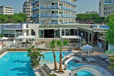 Majestic Beach Hotel & Wellness