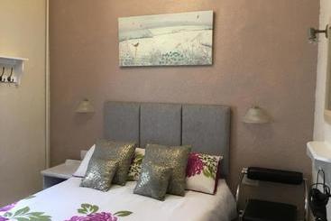 Отель Kirkstall Guest House