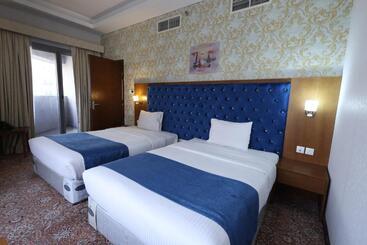 هتل The Bristol Inn