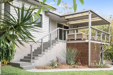 관광객 아파트 A Perfect Stay   The White Rabbit