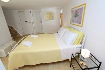 游客公寓 Apartments Knezović