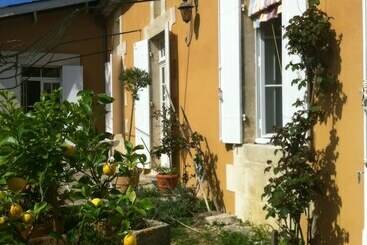 민박 Guest House Yuccas & Tilleuls