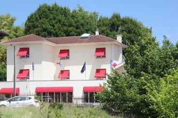 Отель Hôtel Du Lac D Arjuzanx