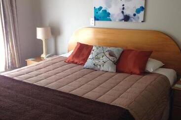 Bush Inn Court Motel