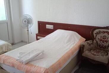 هاستل Makri Otel