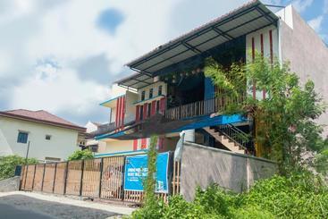 هتل Oyo Life 3124 D  Moonz Kost And Cafe