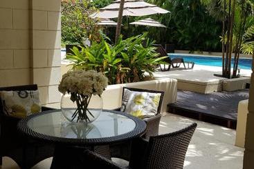 هتل آپارتمان Brownes Condominium 1