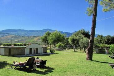 فندق Agriturismo Borgo Madonna Degli Angeli Charming Cottages In The Gardens !