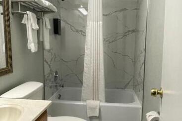 فندق على الطريق Stratford Inn