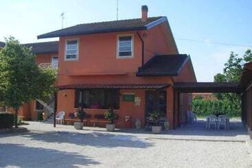 ホテル Agriturismo La Fraterna