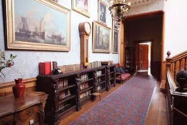 Majatalo Cambo House And Estate B&b