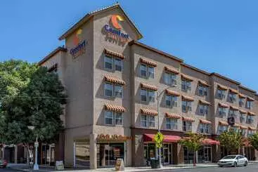 호텔 Comfort Suites Visalia  Convention Center