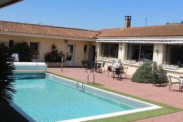 Отель Auberge Des Charmilles