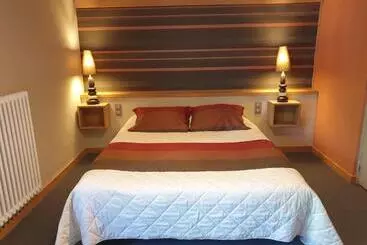 Отель Logis Hôtel Restaurant & Spa Les Remparts