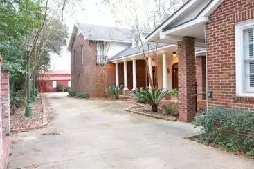 تختخواب و صبحانه Opus House