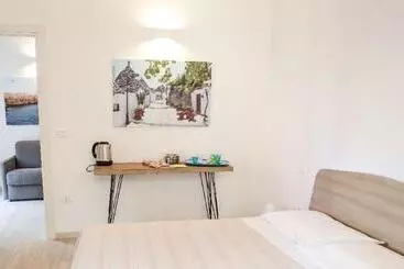 پانسیون Ailanthus Holiday Suites