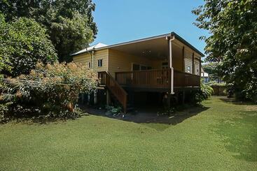 Сельский дом Walk To The Charming Character Home